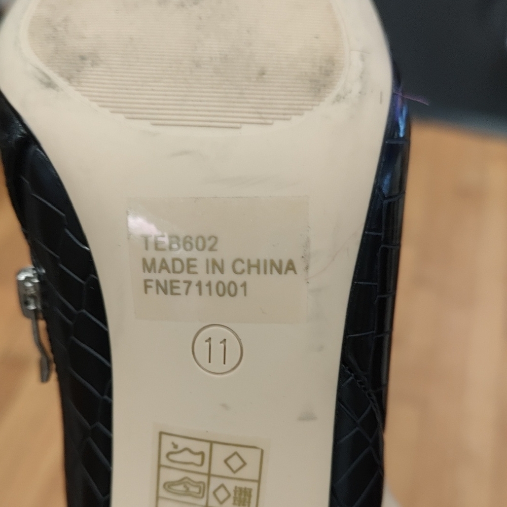 Black Croc-Embossed Pointed-Toe Stiletto Knee Boots - Women - Picture 5 of 5